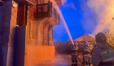 В Алматы потушили крупный пожар бани