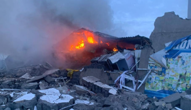 Человек остается под завалами после взрыва газа в магазине в Темиртау