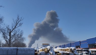 В Алматы снова горит барахолка