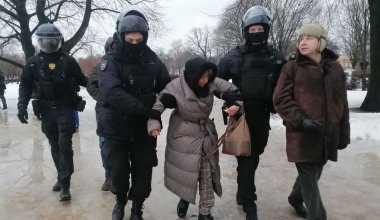 Более 300 человек задержали в России на акциях в память о Навальном