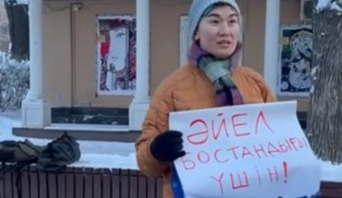 Активистка снова вышла на пикет за проведение марша 8 марта в Алматы