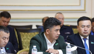 Депутат заматерился во время чтения доклада на сессии маслихата Алматы