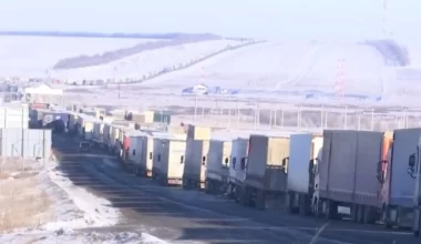 На границе с Россией образовалась многокилометровая очередь