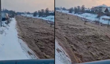 Жителей Алматинской области напугали бурные потоки грязной воды в реке