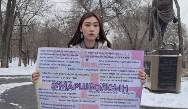 Марш болсын: журналистка вышла на одиночный пикет в Алматы