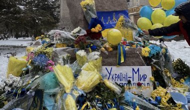 Годовщина войны: в Алматы возложили цветы к памятнику Шевченко