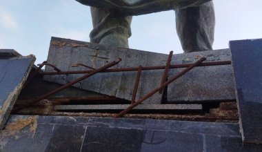 Памятник за 65 миллионов тенге разваливается в Актау