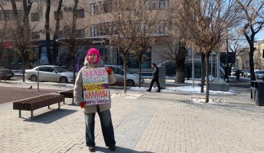 Марш болсын: журналистка вышла на пикет в Алматы