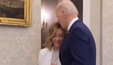Очередной ляп президента США: Байден поцеловал в макушку премьер-министра Италии