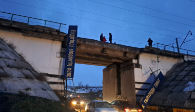 Часть ограды железнодорожного моста упала на пути в Туркестанской области