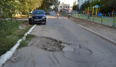 Казахстанцы недовольны: Бектенов раскритиковал акимов за плохие тротуары в городах Казахстана