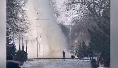 Горячий фонтан забил из-под земли в результате порыва в Алматы