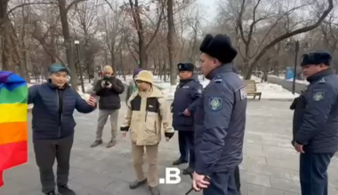 Полиция пыталась задержать активисток с радужным флагом на митинге в Алматы