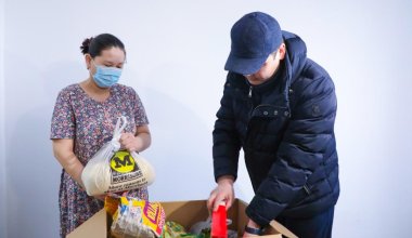 К Наурызу в Астане нуждающимся вручили продуктовые корзины