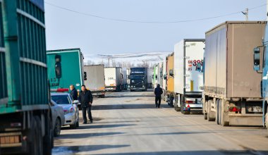 На границе Казахстана с Кыргызстаном опять образовались очереди