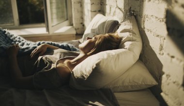 Почему длительный сон в выходные опасен, рассказала врач