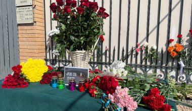 115 погибших: казахстанцы приносят цветы к посольству России
