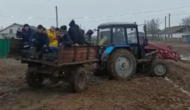 Школьники добирались на экзамен на тракторе в ЗКО: как наказали чиновников
