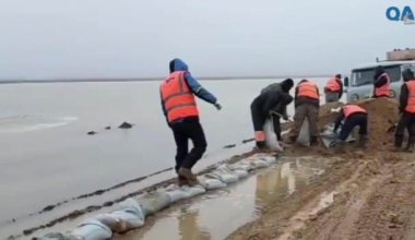 Из-за паводков на трассах Казахстана ограничивают движение
