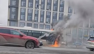 Автобус загорелся в Астане (видео)