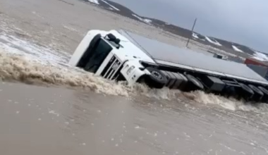 На трассе Карагандинской области вода снесла грузовик с трассы