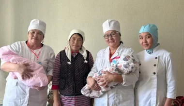 В отрезанном из-за паводков поселке Актюбинской области родилась двойня