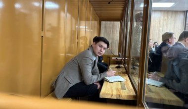 Родственник Бишимбаева заявил, что экс-министр оказывает на него давление и попросил суд отсадить его
