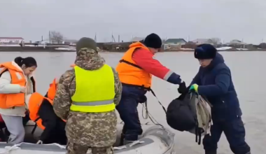 Вернувшихся в свои дома сельчан снова эвакуируют в Западно-Казахстанской области