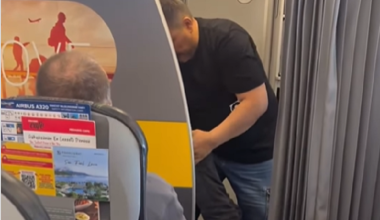 Известный казахстанский врач спас жизнь пассажирке на борту самолета
