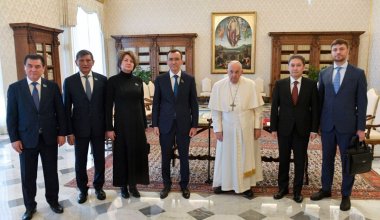 Председатель сената Ашимбаев встретился с Папой Римским