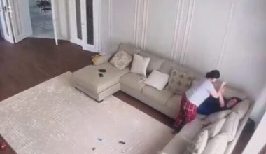 Мать избивает свою дочь с ножом: видео из Шымкента шокировало Казнет