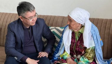 16 внуков и 10 правнуков: что известно о 92-летней волонтерше из Атырау