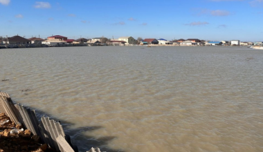 Казахстанцев пугают отравленной водой из-за затопления кладбищ