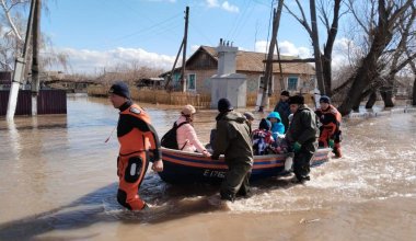 Почти 100 тысяч человек эвакуировали из-за паводков в Казахстане