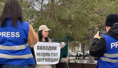 Результат коррупции: активистка вышла на пикет в Костанае из-за паводков в Казахстане