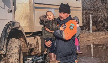 Паводки в Казахстане: как содержатся дети в пунктах эвакуации