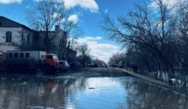 В Казахстане талые воды затопили важные автомагистрали