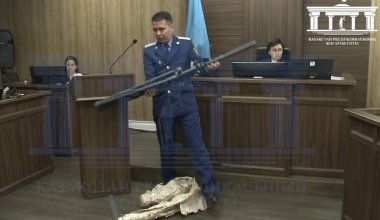В суде продемонстрировали штатив, которым Бишимбаев выломал дверь в туалете в ресторане