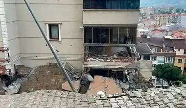 В Турции хаос: ветер снес минарет мечети и здания