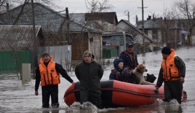 Паводки в Казахстане: сколько человек остаются в пунктах эвакуации