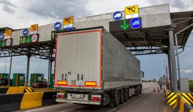 Перевозку гуманитарных грузов по платным дорогам Казахстана сделали бесплатной