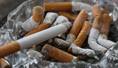 Курильщики в Казахстане стали тратить на сигареты в два раза больше за последние 10 лет