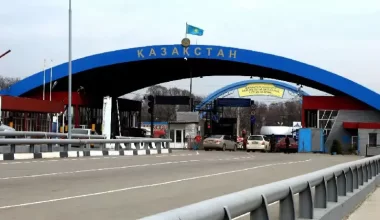 На границе Казахстана и России возникли сложности с переходом