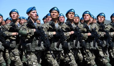 Гарант суверенитета страны: Токаев поздравил казахстанцев с Днём защитника Отечества