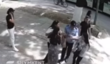 Вырвал телефон из рук девушки: как наказали полицейского в Шымкенте