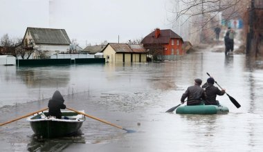 Вода размыла дорогу: жителей сел эвакуируют на лодках в Атырауской области