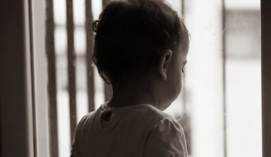 Бывшего полицейского подозревают в изнасиловании трёхлетней девочки в Актюбинской области