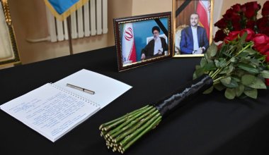"Раиси – великий сын своей нации": Токаев посетил посольство Ирана