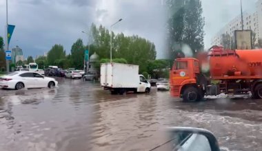 Перекрытые улицы и пробки: Астану затопило после сильного ливня