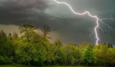 Штормовое предупреждение объявили на большей части Казахстана